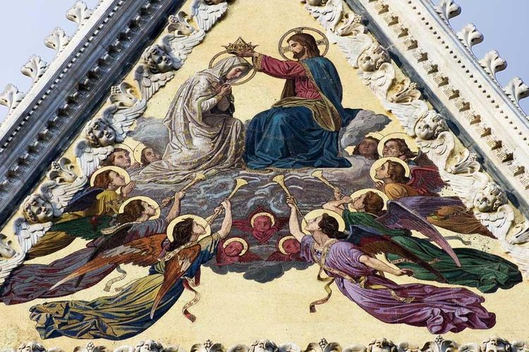 En haut de la façade, le "Couronnement de la Vierge" par Alessandro Franchi