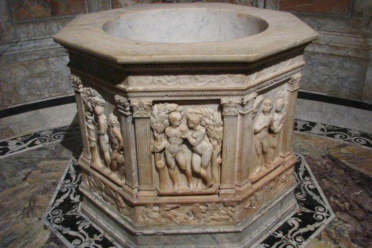 Le baptistère San Giovanni du duomo (cathédrale) est remarquable pour ses marqueteries de marbre.
