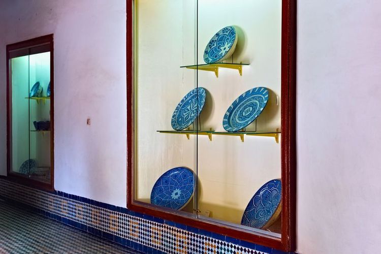 Céramtiques peintes en bleu de Fès exposées dans le musée