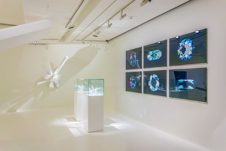 Das Innere des berühmten Swarovski Kristallwelten Museums, das verschiedene Kunstwerke mit Swarovski-Elementen zeigt.