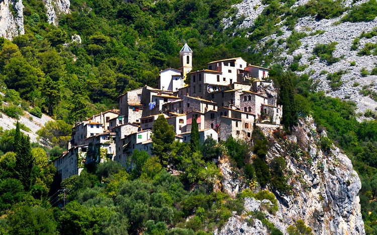 Peillon perché sur son pic rocheux, dans l'arrière-pays niçois.