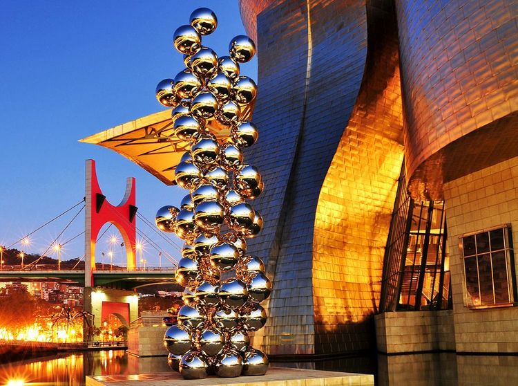 "Grand arbre et l’oeil" d'Anish Kapoor devant le musée