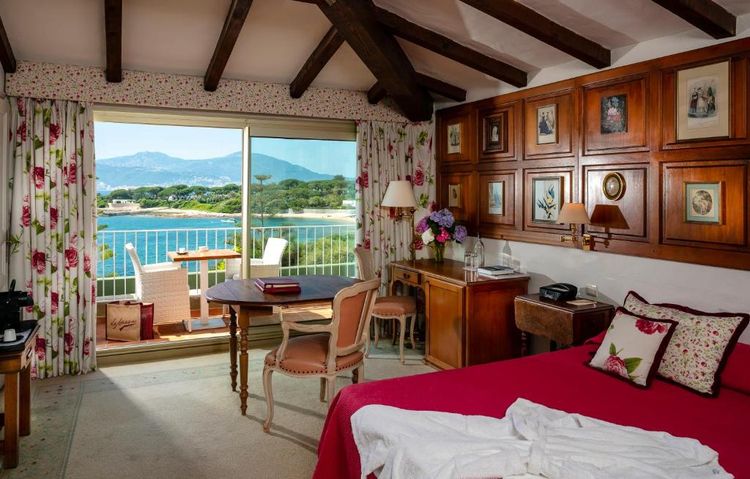 Zimmer mit Vintage-Dekor und Balkon mit Meerblick