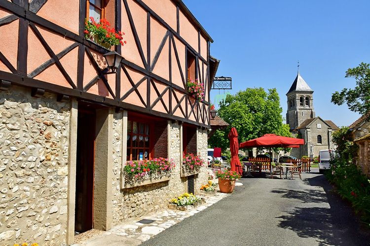 Le village authentique de Montchauvet, son beau restaurant La jument Verte et son église.