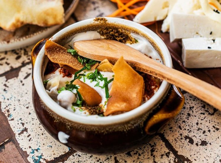 Masabacha (ou encore msabbaḥa ou mashausha) est une préparation à base de houmous