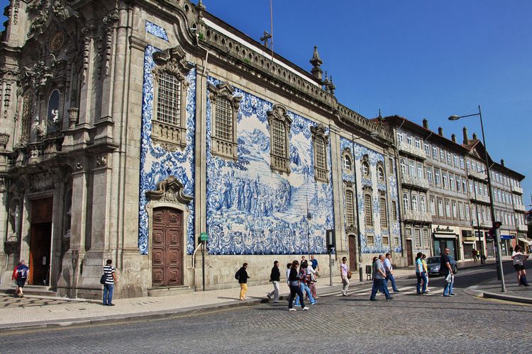 ¿Dónde puede ver los azulejos más bonitos de Oporto?