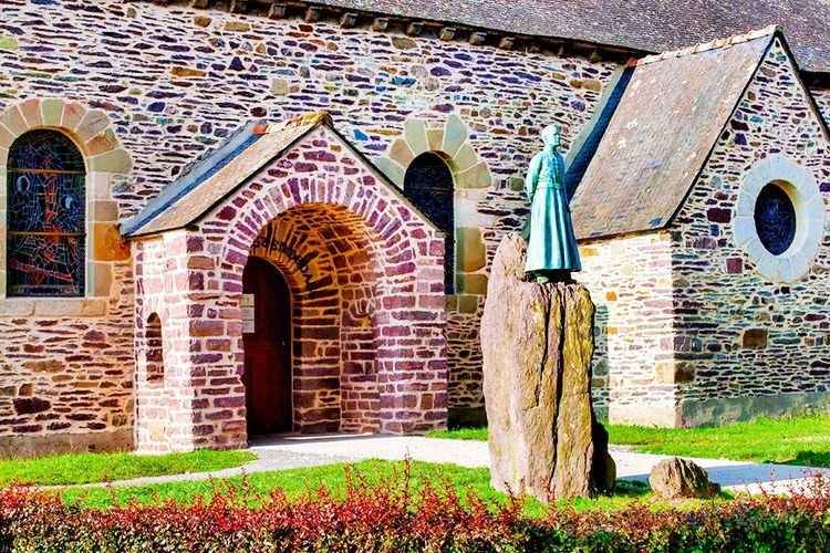 La petite église de Tréhorenteuc renferme le petit musée de la Chapelle du Graal
