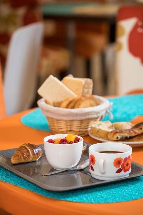 Colazione in hotel in stoviglie stile anni '70