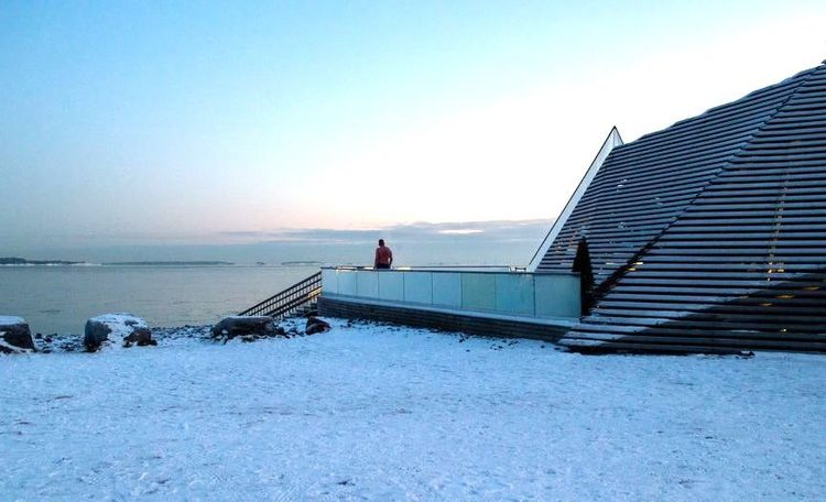 L'architecture moderne de Löyly qui donne sur la baie d'Helsinki