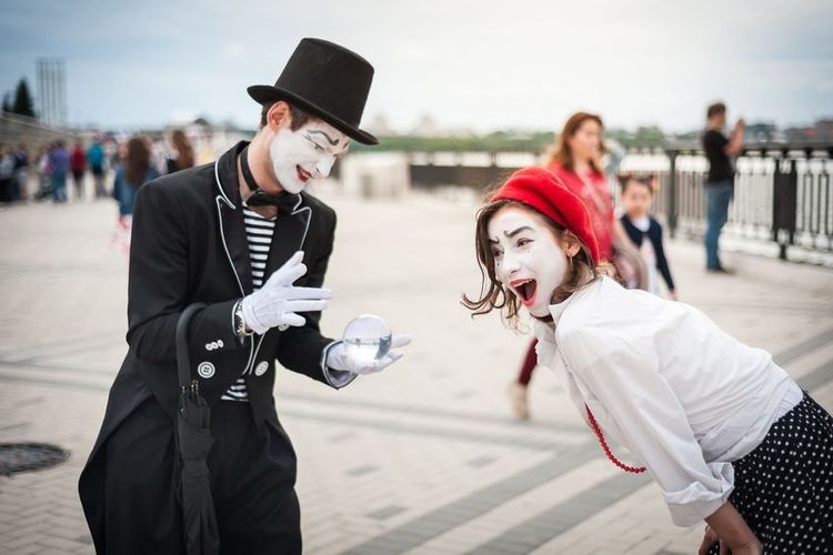 Des spectacles de rue sont donnés à Varna pendant le festival