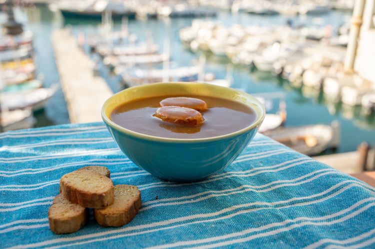 Zuppa di pesce con vista sul porto di Cassis