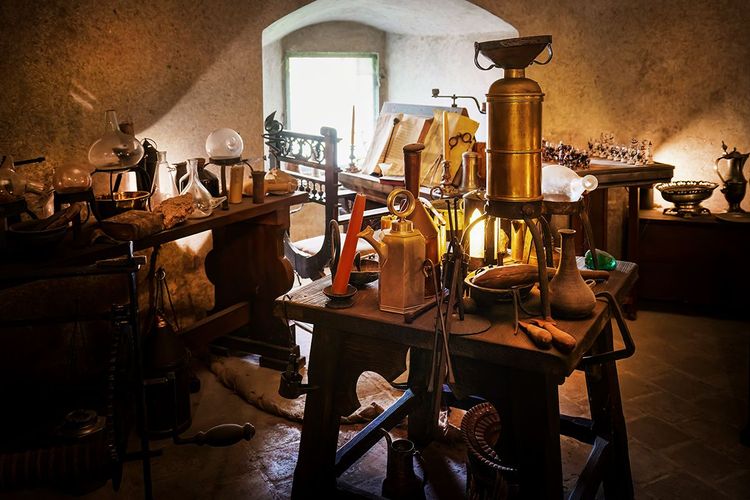 Laboratoire d'alchimiste dans la ruelle d'Or du château de Prague