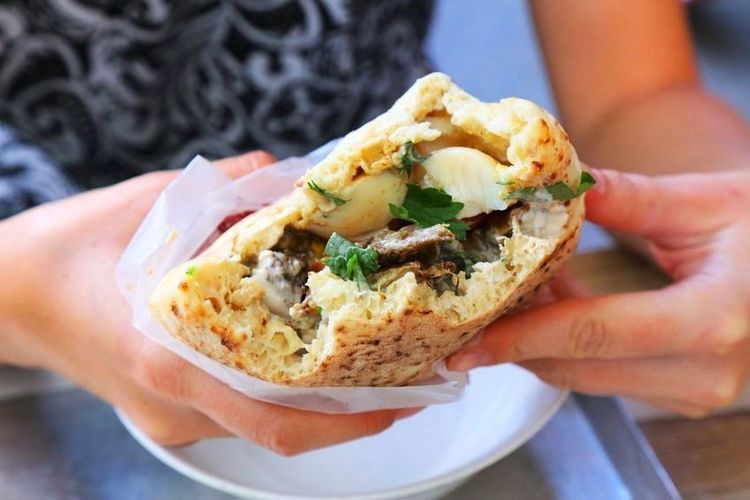 Le sabich, sandwish juif d'origine irakienne qui constitue l'un des fleurons du street food à Tel Aviv