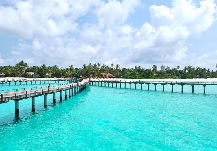 Le ponton qui mène au centre de l'île, Iru Fushi, Maldives