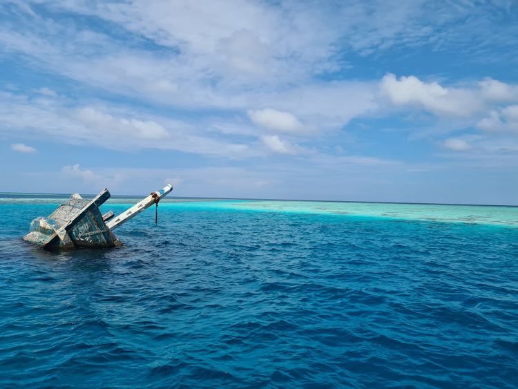 Une épave de bateau échoué dans l'océan Indien