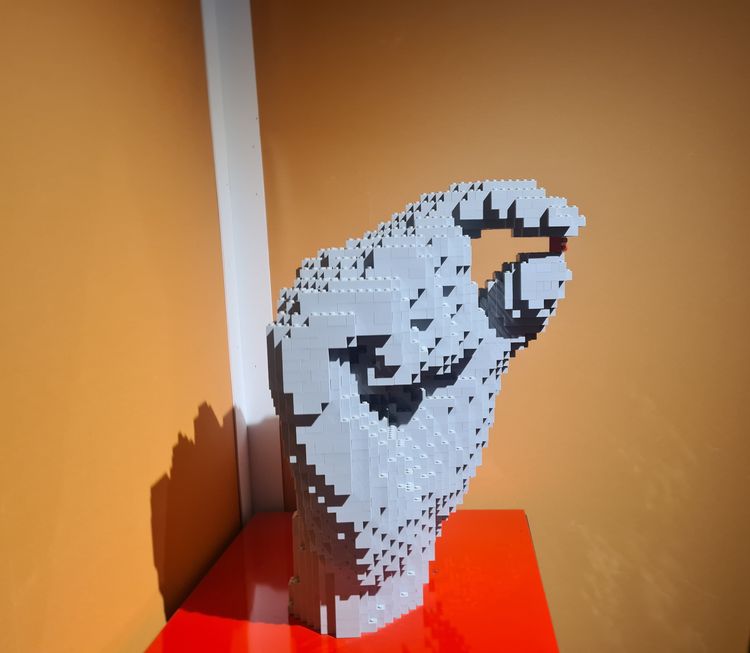 "Tout commence par une brique”, oeuvre de l'exposition The Art of the Brick à Paris