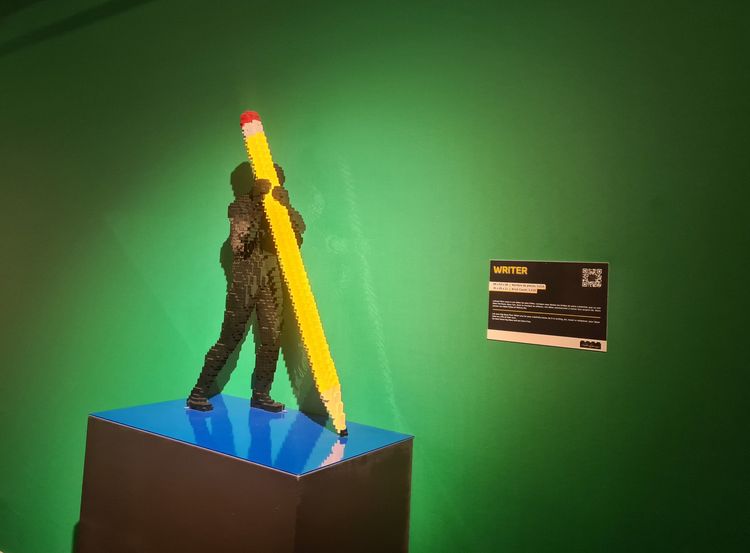 L'œuvre "writer" à The Art of the Brick à Paris