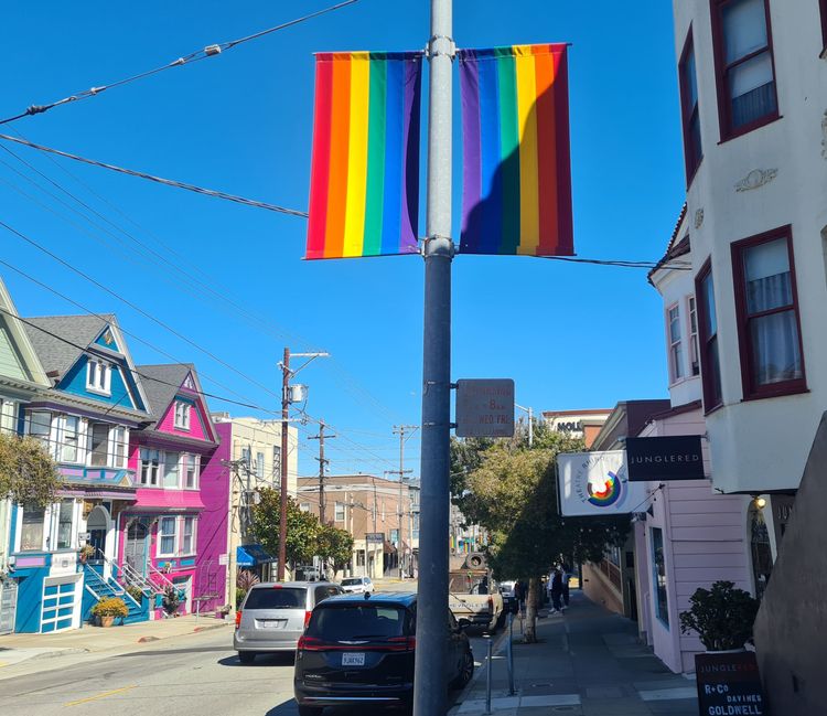 Une rue du quartier du Castro avec les maisons victoriennes