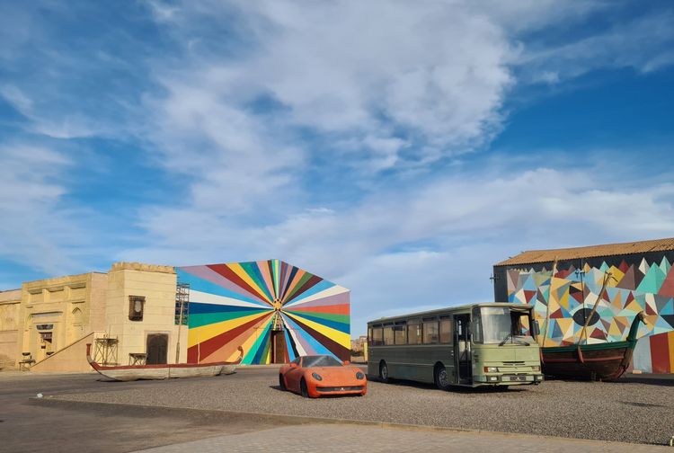 Le Studio de l'Atlas et le bus ayant servi au décor de Prison Break