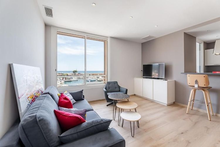 Il soggiorno è luminoso e arioso e offre anche una vista sul mare.