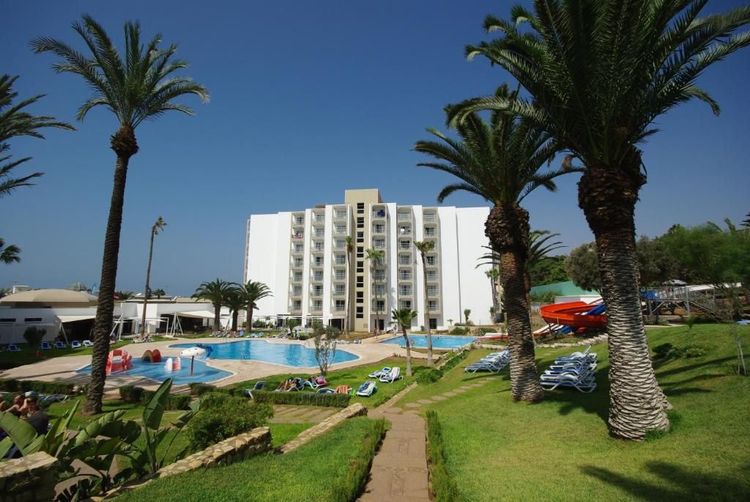 Die Außenfassade des Hotels und seine drei Swimmingpools