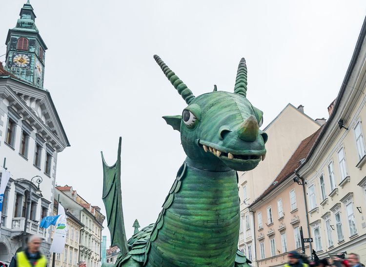 Un dragon aux couleurs de ceux du pont est tracté dans les rues de Ljubljana pendant le festival des dragons