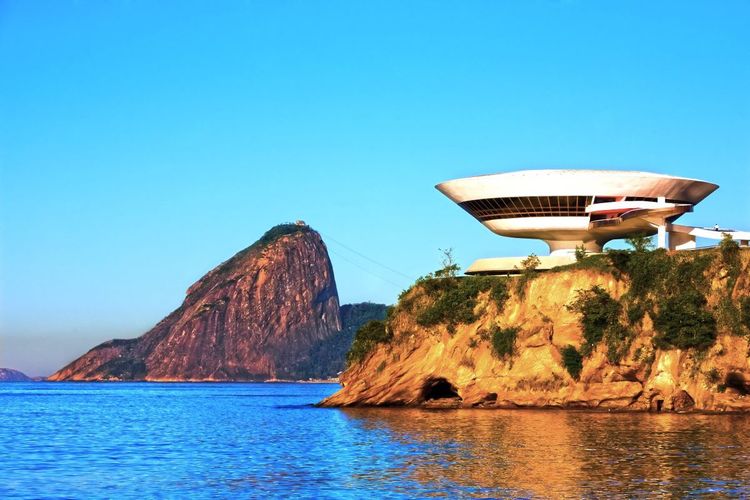 L'immeuble futuriste d'Oscar Niemeyer abritant le Musée d'Art Contemporain de Niterói