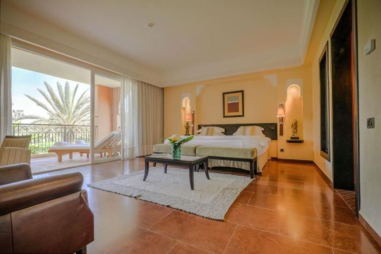 Geräumiges Zimmer mit Blick auf den Hotelgarten