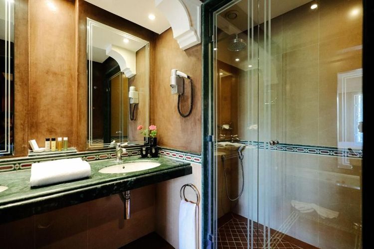 Das elegante Badezimmer mit der großen Dusche