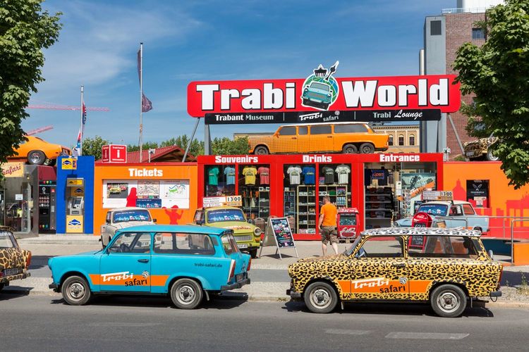 Un voyage insolite à Berlin : explorez la ville en Trabant, emblème de l'Est