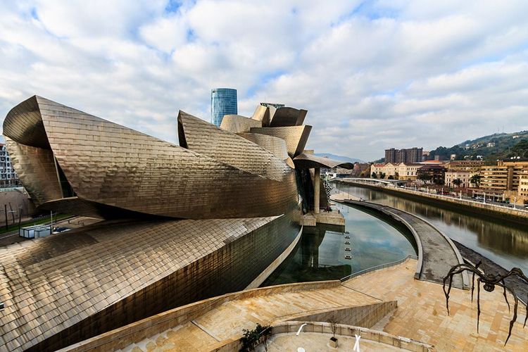 L'étonnante architecture de Frank Gehry et "Maman" de Louise Bourgeois (à dr.)