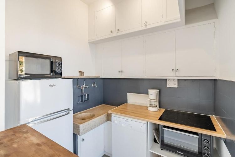 La cucina si apre sul soggiorno