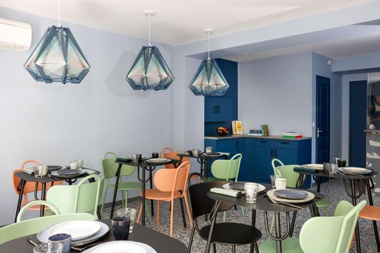 Le coin repas du restaurant de l'hôtel