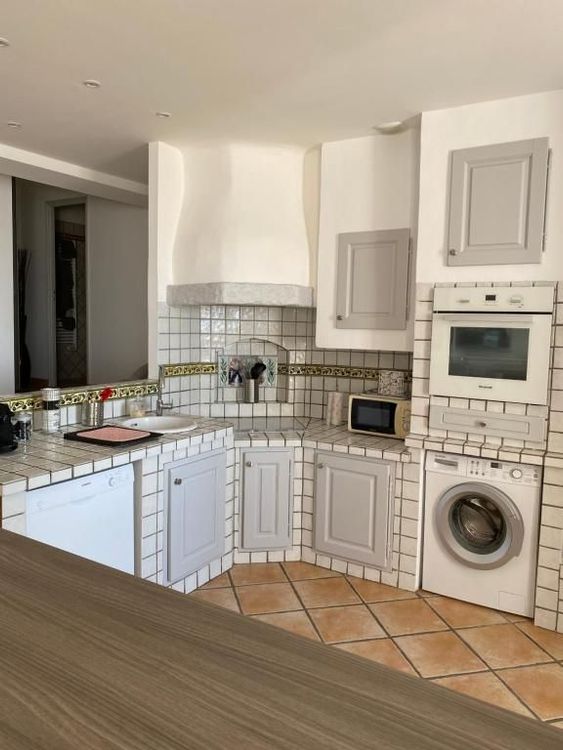 La cucina si apre sul soggiorno ed è completamente attrezzata.