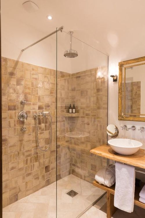 Das elegante Badezimmer wie der Rest des Hotels