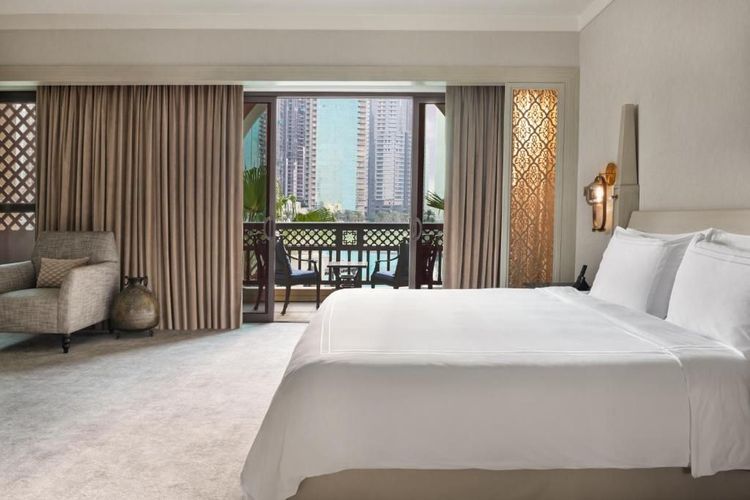 Una habitación de hotel con vistas al centro de Dubai