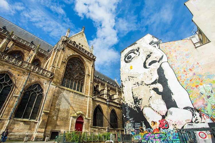 Eglise et graffitti près du centre Pompidou