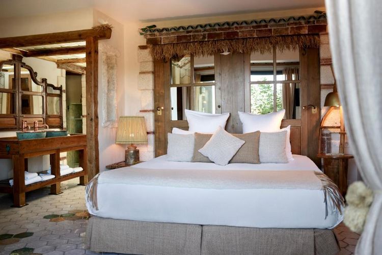 Zimmer in einem natürlichen Stil eingerichtet