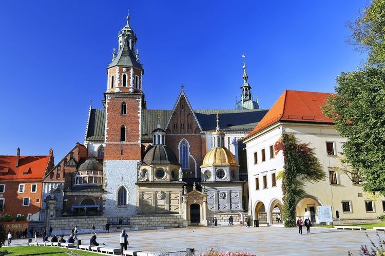 La cathédrale des Saints-Stanislas-et-Venceslas, nommée aussi cathédrale Wavel, se trouve dans l'enceinte du château