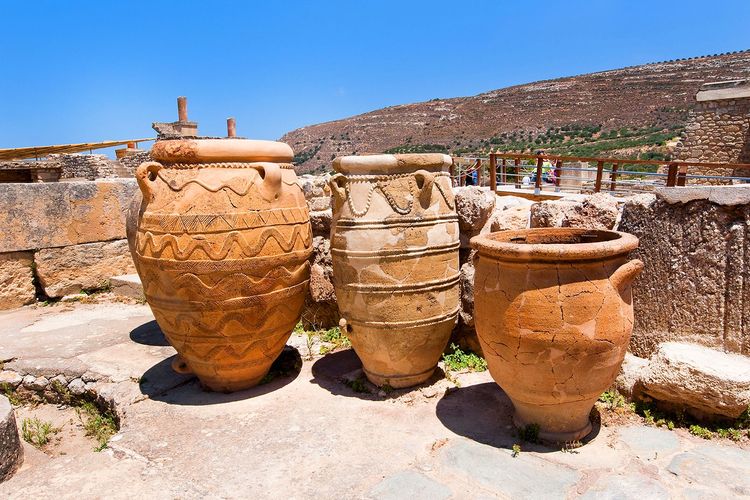 Des amphores antiques sont toujours sur le site du palais depuis plus de 2 millénaires