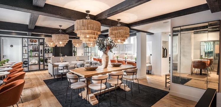 Le restaurant de l'hôtel est très élégant avec ses suspensions