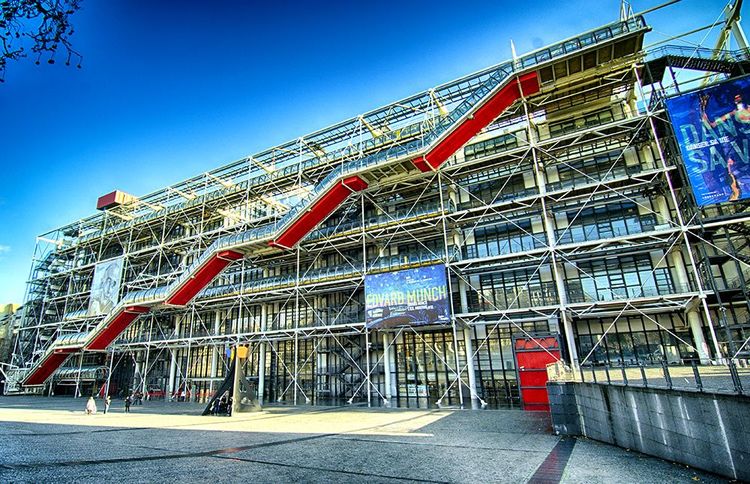 En 1977, le centre Pompidou surprit avec son architecture avant-gardiste