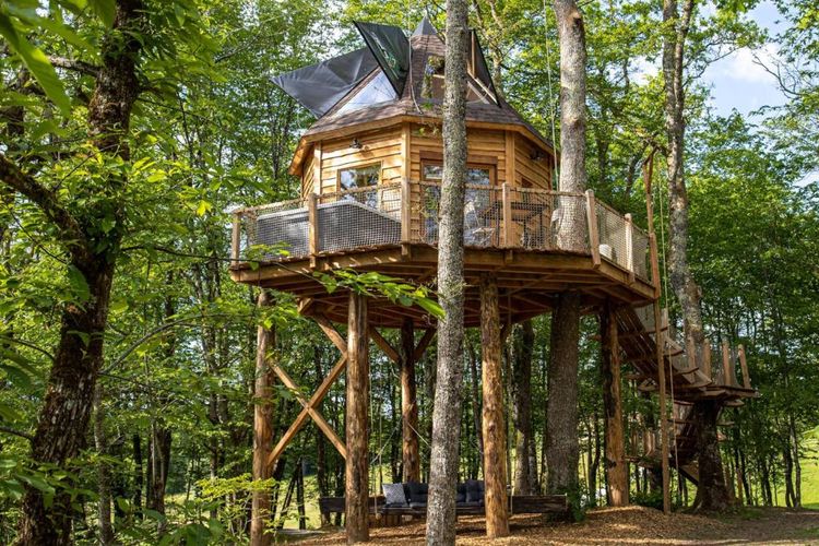 Une cabane dans les arbres dans le Périgord