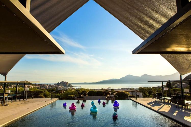 Der Pool überblickt das Meer und die Berge