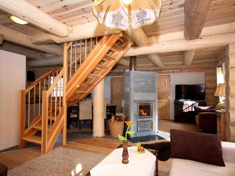 Le salon et sa cheminée