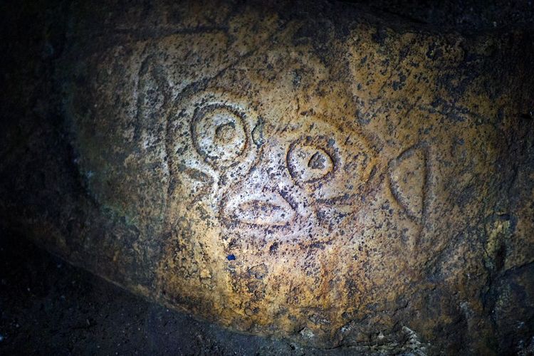 Pétroglyphe dans l'une des grottes du parc