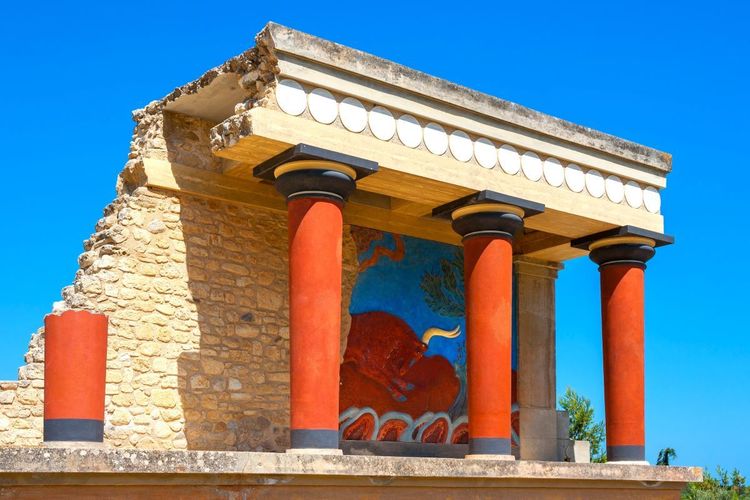 A rtavers les colonnes rutilantes, le minotaure montre ses cornes