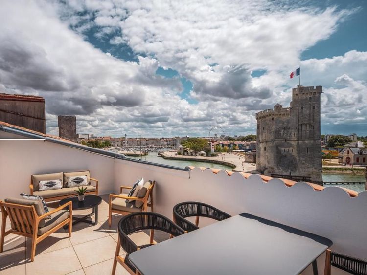 Vue sur les tours du port de La Rochelle depuis le balcon d'une chambre