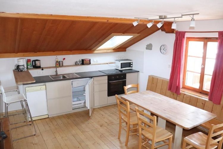 La cuisine mansardée est toute équipée