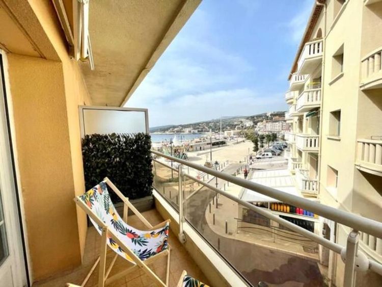 Sedie a sdraio sul balcone con vista sulla spiaggia